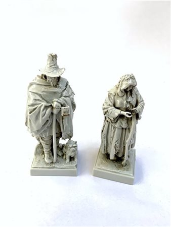 Manifattura italiana "Mendicanti" coppia di sculture in porcellana bianca (h cm