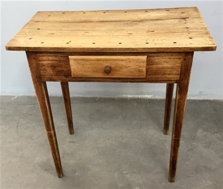 Tavolino rustico con gambe rastremete e cassetto nella fascia (cm 82x82x45) (di