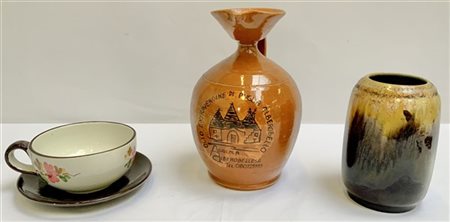 Lotto di ceramiche composto da un vaso con smaltatura a colaggio, un versatoio