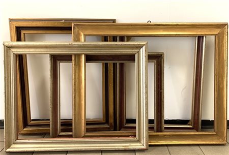 Lotto composto da cinque cornici in legno di misure diverse (difetti)