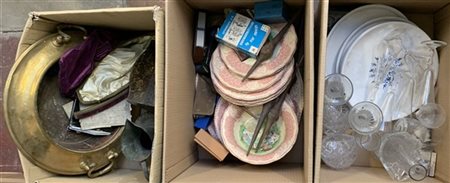 Lotto composto da tre cartoni con oggetti vari (difetti)