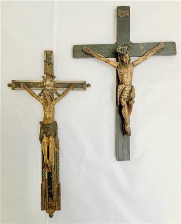 Lotto di due crocifissi in legno intagliato e laccato (h cm 34) (difetti)