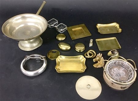 Lotto composto da diciotto oggetti diversi in metallo, argento e vetro (difetti