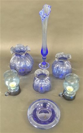 Lotto composto da quattro vasi, due candelieri ed un posacenere in vetro blu (d