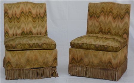 Coppia di poltroncine con cuscini, interamente rivestite in tessuto operato fia