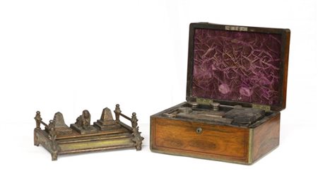 Lotto composto da un servizio da toelette da viaggio in vetro e argento in scat