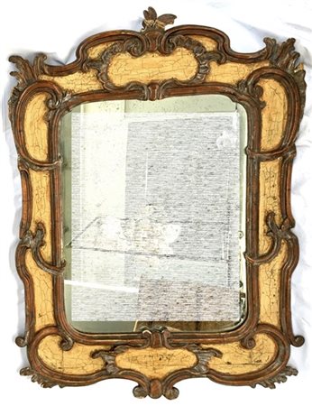 Specchiera di forma sagomata in legno intagliato e laccato, decorata con sagome