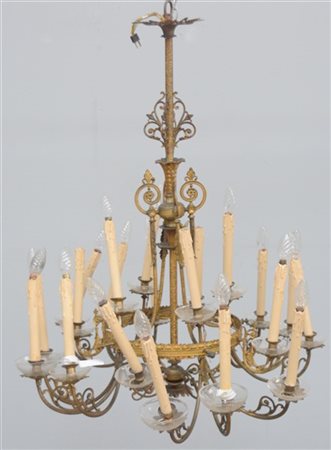 Lampadario a venti luci in metallo dorato e cesellato a palmette e motovi veget