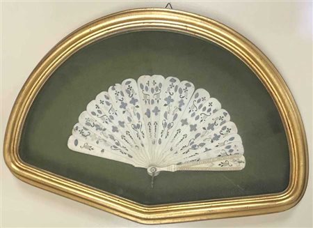 Ventaglio con stecche in avorio decorato a fiorellini e fregi applicati, in tec