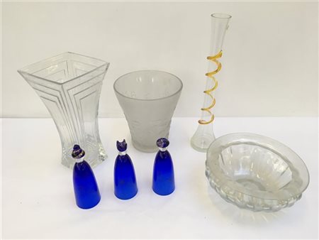 Lotto composto da tre vasi, una ciotola e tre sculture in vetro policromo di ma