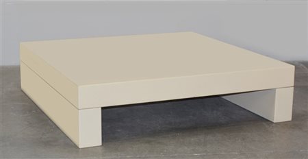 Paolo Tommasi Tavolo da salotto. Produzione Molli, Roma. Legno laccato beige. (c