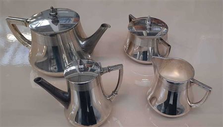 Servizio déco in metallo argentato a corpo liscio composto da teiera, caffettie