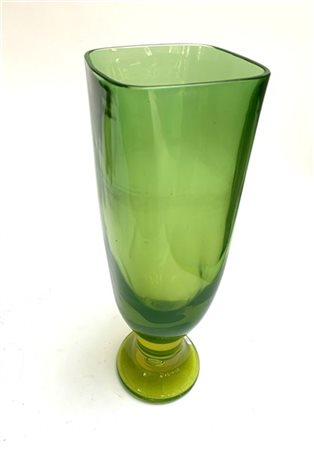 Seguso Vetri d'Arte (Attribuito)
Vaso a calice in vetro sommerso verde acido. It