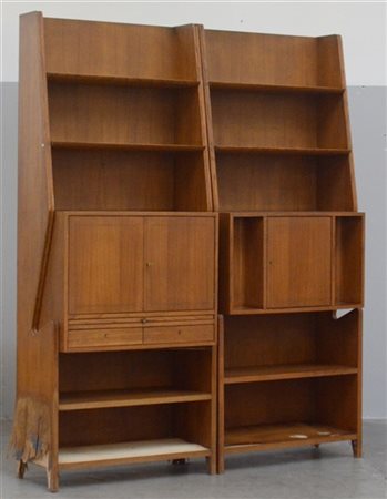 Lotto di due librerie in legno di rovere impiallacciato con ripiani a giorno e