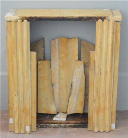 Camino in marmo giallo di forma squadrata con montanti scanalati. Italia, prima
