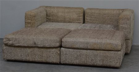 Paolo Tommasi Due poltrone angolari unite a due pouf quadrati di analoga fattura