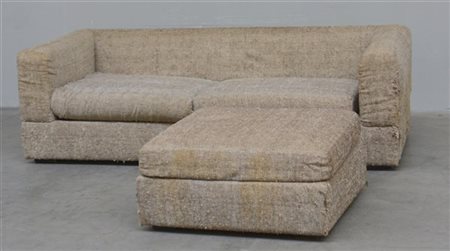 Paolo Tommasi Divano a due posti unito a pouf quadrato di analoga fattura con ri