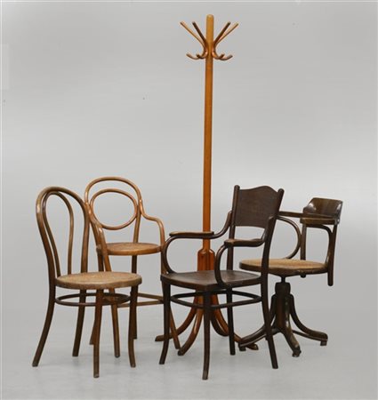 Lotto composto da una sedia, uno sgabello e una poltrona marcati sotto la base