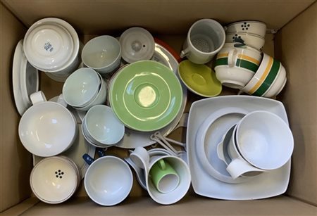 Cartone contenente diverse parti di servizi per la tavola in ceramica di epoche