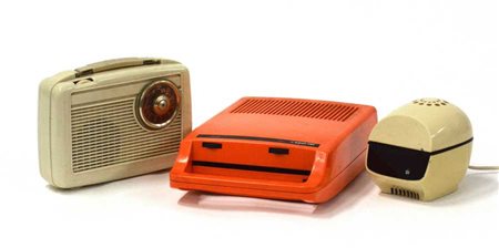 Lotto composto da una radio portatile bianca, una radiosveglia con lampada e un