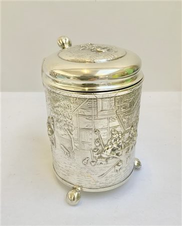 Einar Dragsted Boccale in metallo argentato sbalzato con scene di villaggio. 193