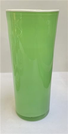 Vaso in vetro soffiato verde con orlo applicato in vetro lattimo. Italia, secol