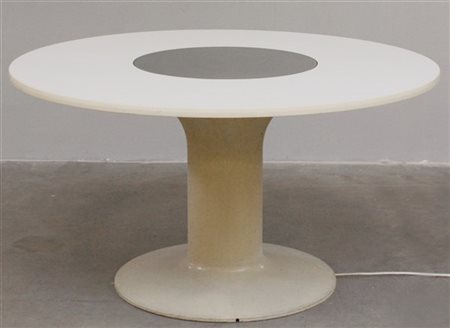 Tavolo da pranzo con piano circolare e parte centrale riscaldabile. Struttura i