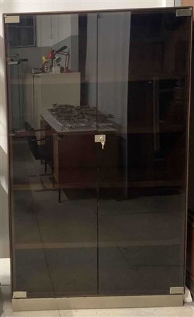 Libreria in legno di teak impiallacciato e bordato con ante in vetro fumè e bas