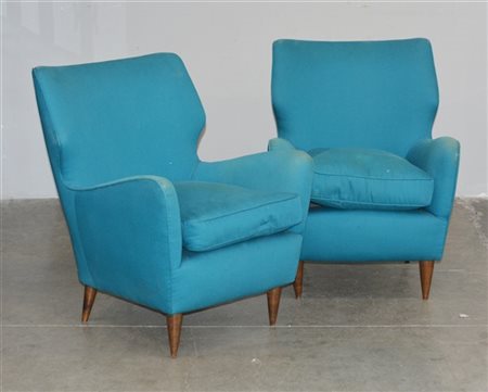 Coppia di poltrone imbottite e rivestite in tessuto azzurro, piedini troncoconi