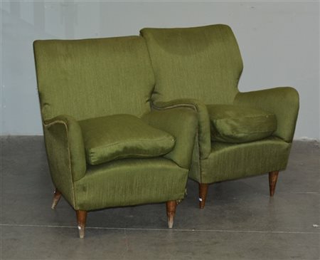 Coppia di poltrone imbottite e rivestite in tessuto verde, piedini troncoconici