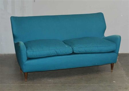 Divanetto a due posti imbottito e rivestito in tessuto azzurro, piedini troncoc