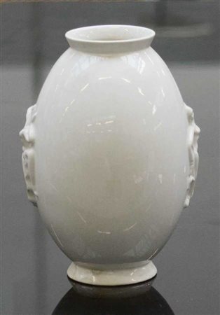 Guido Andlovitz Vaso in ceramica smaltata bianca decorato con figure femminili i