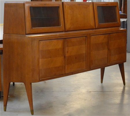 Grande credenza in legno impiallacciato e bordato a quattro ante poste nella pa