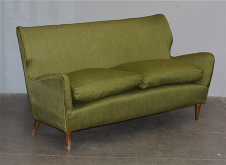 Divanetto a due posti imbottito e rivestito in tessuto verde, piedini troncocon