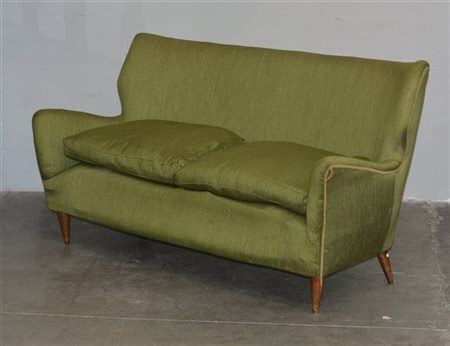 Divanetto a posti imbottito e rivestito in tessuto verde, piedini troncoconici