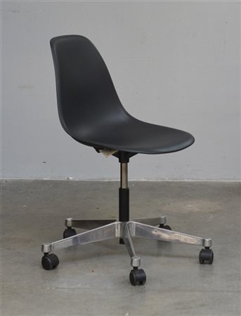 Charles Eames (1907-1978) e Ray Eames (1912-1988) Sedia girevole modello "Plasti