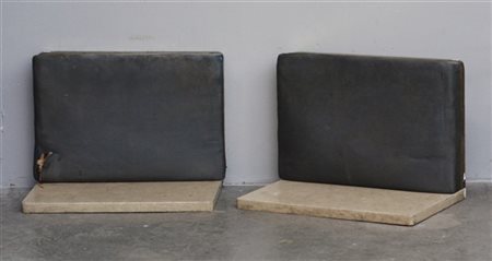 Coppia di sedili con struttura in ottone, base rivestita in tessuto azzurro, sc