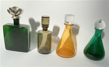 Lotto composto da quattro bottiglie di diverse forme in vetro verde, giallo e f
