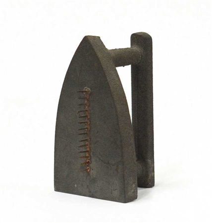 Man Ray "Cadeau" 1921/ 1974
multiplo scultura in ferro e chiodi
h cm 6,5
Firma r
