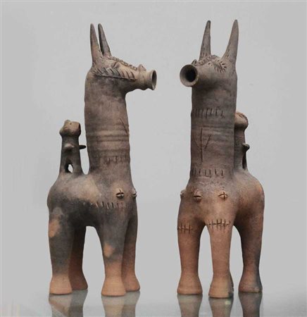 Coppia di sculture in terracotta in stile arcaico
h cm 53 (difetti)