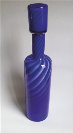 Fratelli Toso Murano Bottiglia, primi Anni ‘70;In vetro incamiciato blu e...
