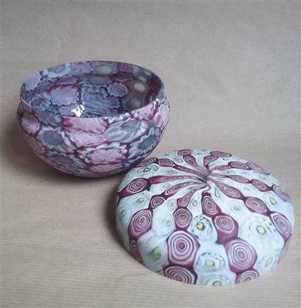 Fratelli Toso Murano Scatola, Primi ‘900;In vetro a murrine policrome, h. 8,5...