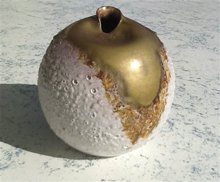 Pino Castagna (1932 – 2017) Boccia, Anni ‘70;Ceramica a smalti bianchi, viola...