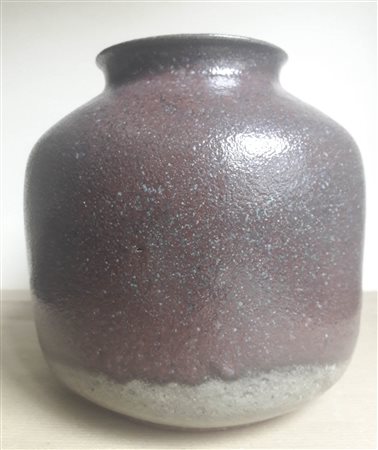 Panos Tsolakos (1934) Vaso, 1972;In gres smaltato a due colori, h. 17 x 17...