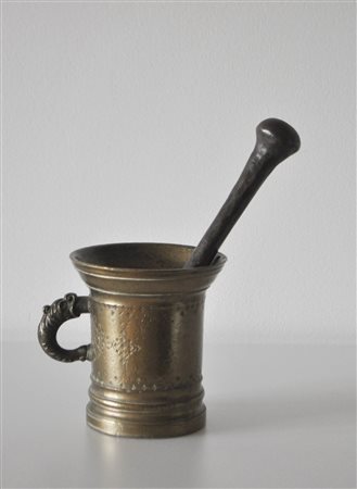 Mortaio con manico e pestello, Settecento;Bronzo, altezza 14,3 cm