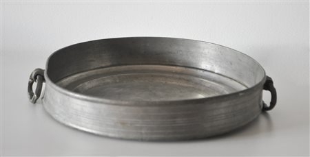 Ciotola tirolese per canederli, Ottocento;Peltro, diam. 33 cm, segni d‘uso