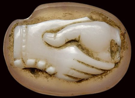A late roman two-layers agate cameo. Dextrarum junctio. 