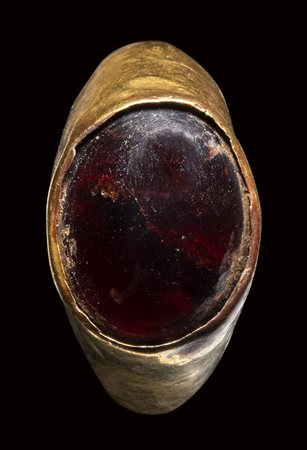 A graeco-roman gold ring set with a garnet cabochon. 