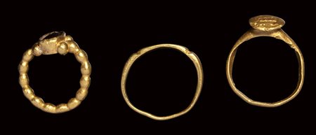A lot of three  roman gold finger rings.