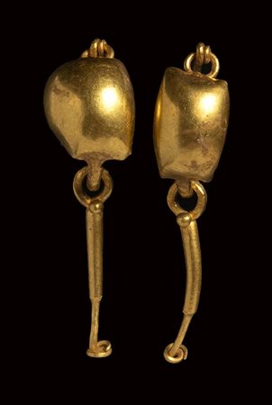 A roman pair of gold earring with discs and pendants.